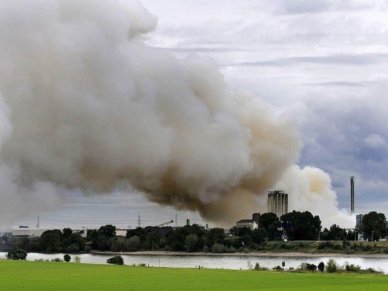 Der Brand im Krefelder Hafen beunruhigt vor allem die Duisburger: Die Rauchwolke zog über den Stadtsüden hinweg, erst in östlicher Richtung nach Mülheim, später wieder zurück über den Rhein nach Moers. Foto: Stephan Eickershoff