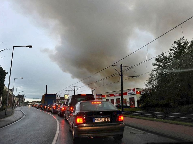 Der Brand im Krefelder Hafen beunruhigt vor allem die Duisburger: Die Rauchwolke zog über den Stadtsüden hinweg, erst in östlicher Richtung nach Mülheim, später wieder zurück über den Rhein nach Moers. Foto: Stephan Eickershoff