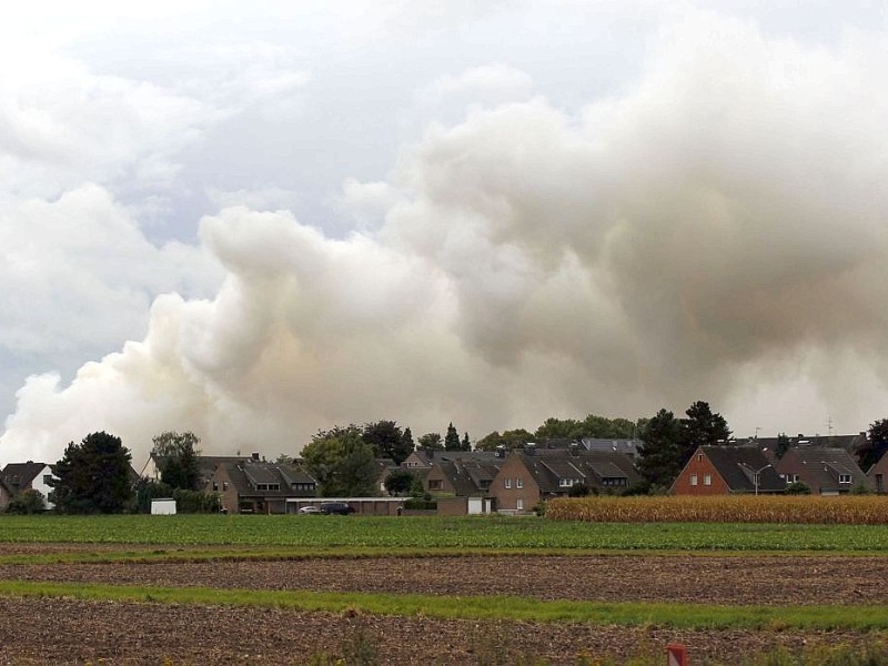 Der Brand im Krefelder Hafen beunruhigt vor allem die Duisburger: Die Rauchwolke zog über den Stadtsüden hinweg, erst in östlicher Richtung nach Mülheim, später wieder zurück über den Rhein nach Moers. Foto: Reuters