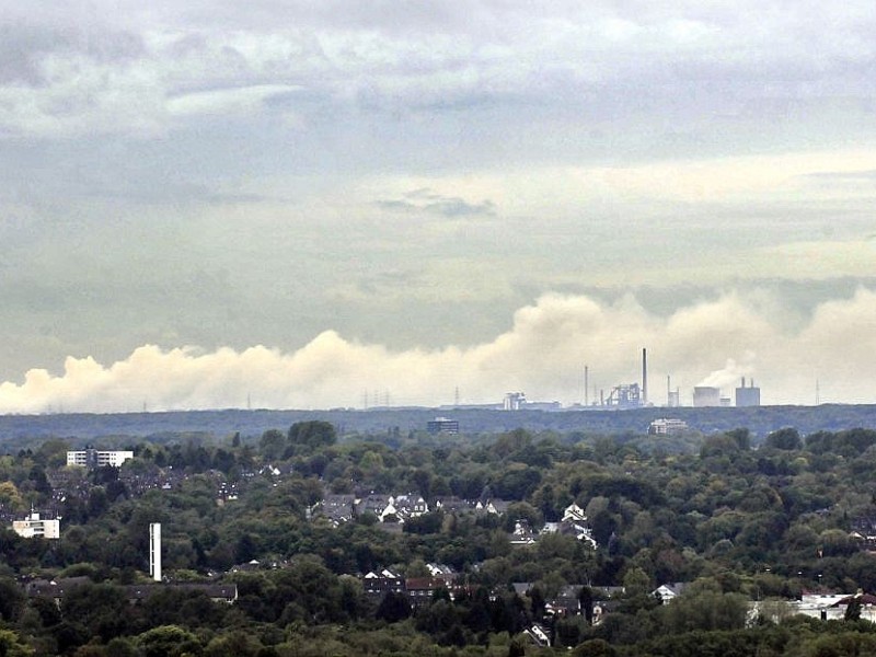 Blick vom Fernmeldeturm Essen Richtung Nordwesten: Die Rauchwolke zog von Krefeld (links) Richtung Nordwesten über Duisburg hinweg nach Oberhausen und an den Niederrhein. Foto: Anika Wacker/WAZ FotoPool