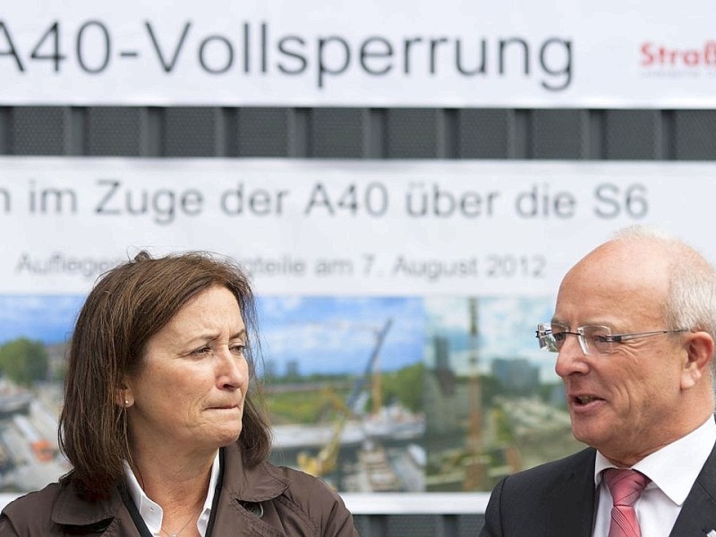 Am Freitag, 28.09.2012 sind die Bauarbeiten an der gesperrten Autobahn A40 in Essen - Zentrum so gut wie abgeschlossen. Am Wochenende wird die Strecke zwischen Essen-Zentrum und Essen-Ost wieder fuer den Verkehr freigegeben. im Bild: Projektleiterin Annegret Schaber und Essens Oberbuergermeister Reinhard Pass.Foto: Bernd Lauter/WAZ FotoPool