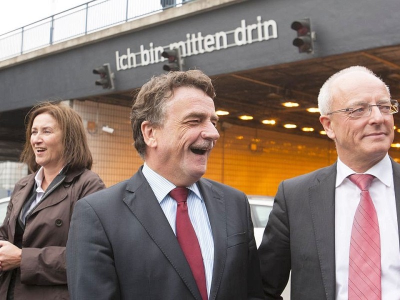 Am Freitag, 28.09.2012 sind die Bauarbeiten an der gesperrten Autobahn A40 in Essen - Zentrum so gut wie abgeschlossen. Am Wochenende wird die Strecke zwischen Essen-Zentrum und Essen-Ost wieder fuer den Verkehr freigegeben. Projektleiterin Annegret Schaber, Verkehrsminister Michael Groschek, und Essens Oberbuergermeister Reinhard Pass (l-r) besichtigen die Baustelle.Foto: Bernd Lauter/WAZ FotoPool