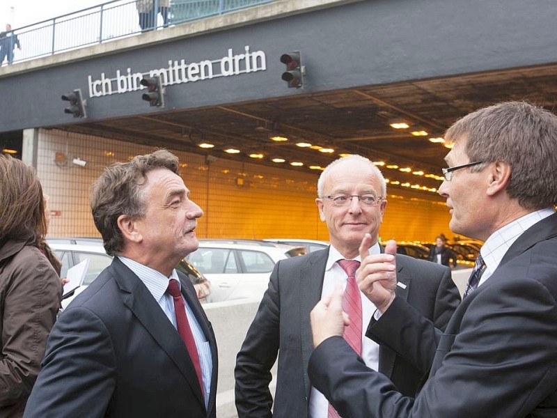 Am Freitag, 28.09.2012 sind die Bauarbeiten an der gesperrten Autobahn A40 in Essen - Zentrum so gut wie abgeschlossen. Am Wochenende wird die Strecke zwischen Essen-Zentrum und Essen-Ost wieder fuer den Verkehr freigegeben. Verkehrsminister Michael Groschek, Essens Oberbuergermeister Reinhard Pass und Ralf Pagenkopf, Geschaeftsfuehrer Strassen.NRW (l-r) besichtigen die Baustelle.Foto: Bernd Lauter/WAZ FotoPool