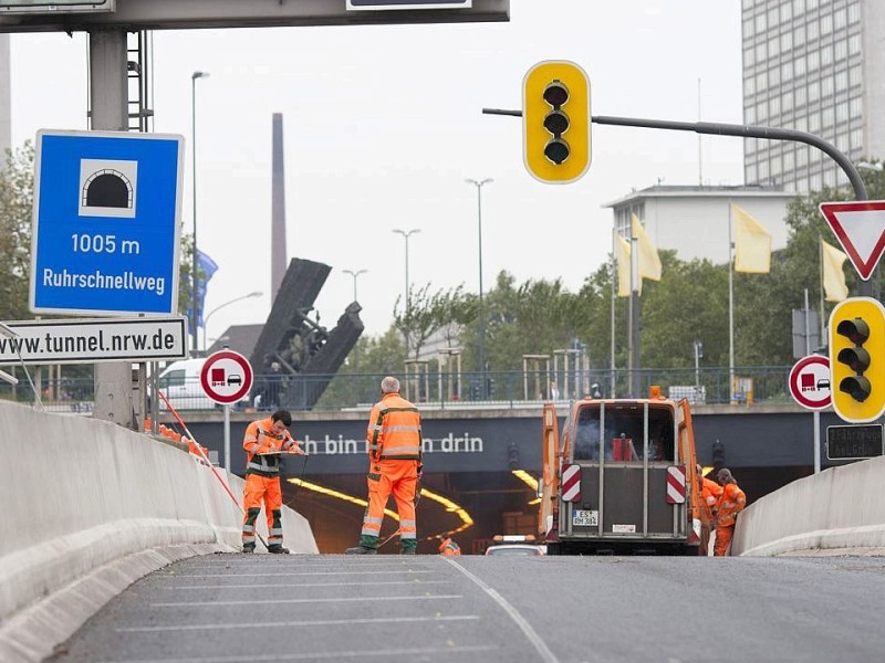 Am Freitag, 28.09.2012 sind die Bauarbeiten an der gesperrten Autobahn A40 in Essen - Zentrum so gut wie abgeschlossen. Am Wochenende wird die Strecke zwischen Essen-Zentrum und Essen-Ost wieder fuer den Verkehr freigegeben.Foto: Bernd Lauter/WAZ FotoPool