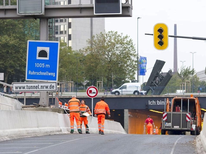 Am Freitag, 28.09.2012 sind die Bauarbeiten an der gesperrten Autobahn A40 in Essen - Zentrum so gut wie abgeschlossen. Am Wochenende wird die Strecke zwischen Essen-Zentrum und Essen-Ost wieder fuer den Verkehr freigegeben.Foto: Bernd Lauter/WAZ FotoPool