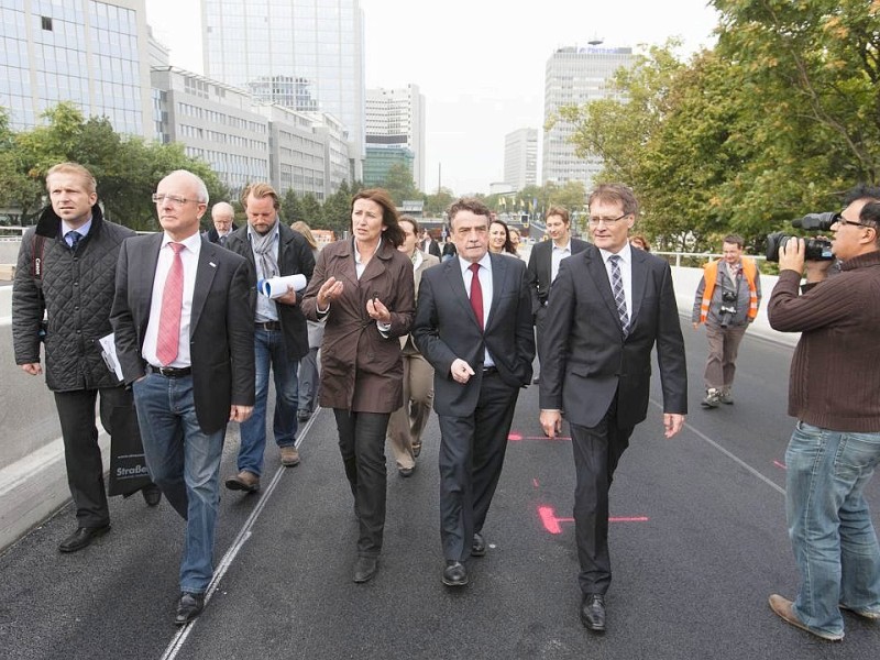 Am Freitag, 28.09.2012 sind die Bauarbeiten an der gesperrten Autobahn A40 in Essen - Zentrum so gut wie abgeschlossen. Am Wochenende wird die Strecke zwischen Essen-Zentrum und Essen-Ost wieder fuer den Verkehr freigegeben. Essens Oberbuergermeister Reinhard Pass, Projektleiterin Annegret Schaber, Verkehrsminister Michael Groschek und Ralf Pagenkopf, Geschaeftsfuehrer Strassen.NRW (l-r) besichtigen die Baustelle.Foto: Bernd Lauter/WAZ FotoPool