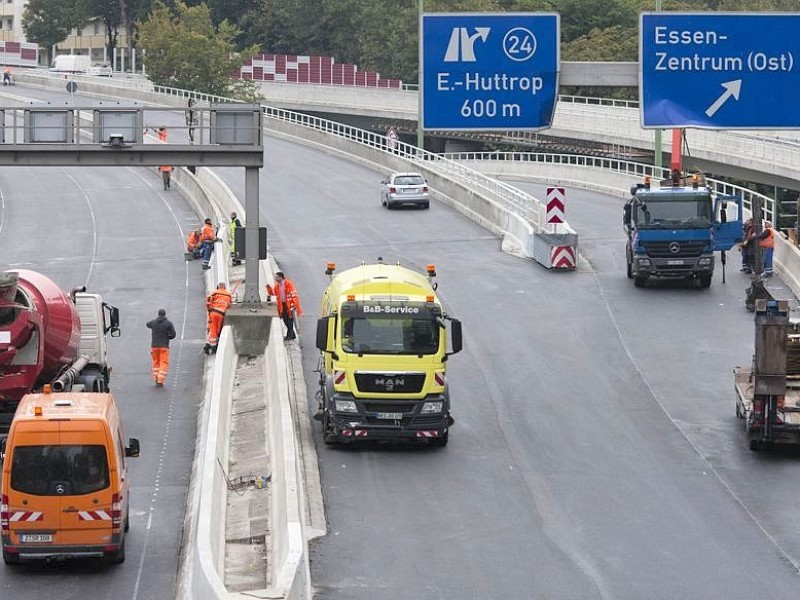 Am Freitag, 28.09.2012 sind die Bauarbeiten an der gesperrten Autobahn A40 in Essen - Zentrum so gut wie abgeschlossen. Am Wochenende wird die Strecke zwischen Essen-Zentrum und Essen-Ost wieder fuer den Verkehr freigegeben.Foto: Bernd Lauter/WAZ FotoPool