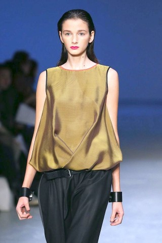 Das japanische Modelabel präsentiert die Frühling/Sommer 2013 Kollektion auf der Fashion Week in Paris.