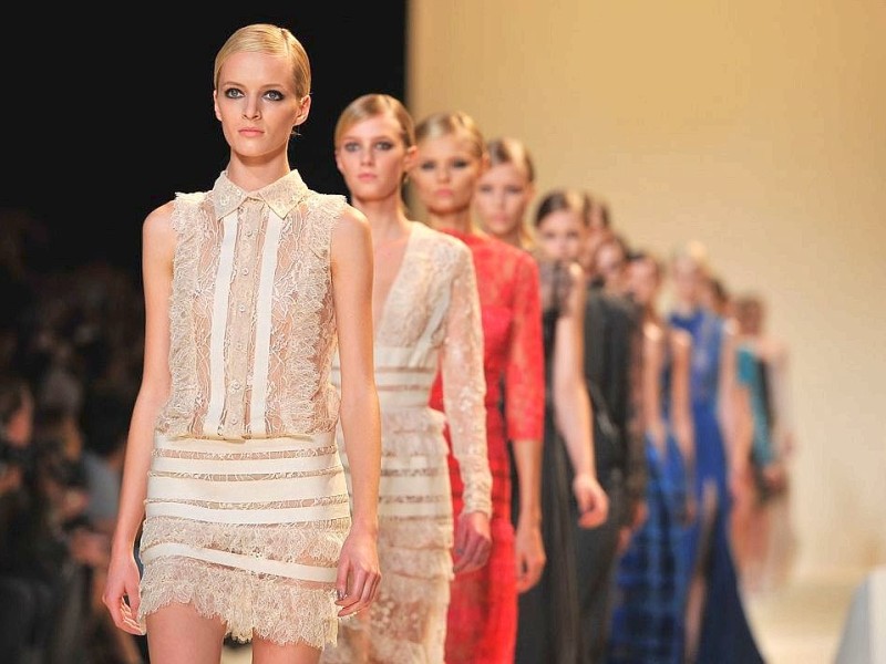 Klare Farben zeigt der libanesische Modedesigner Elie Saab in Paris.