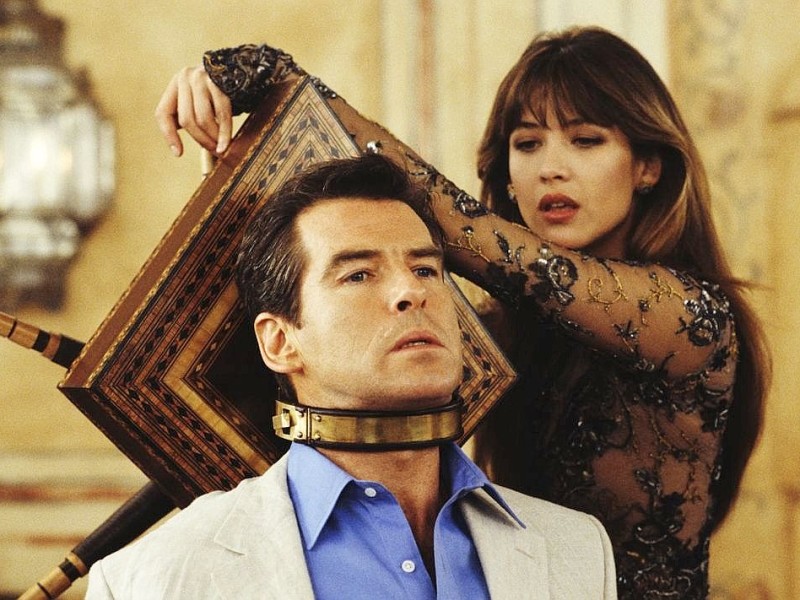 Kommen wir endlich zu den Top 3 der heißesten Bond-Girl-Darstellerinnen. Platz 3 ist besetzt von der sinnlichen Sophie Marceau, die als Elektra King in Die Welt ist nicht genug neben Pierce Brosnan spielte.