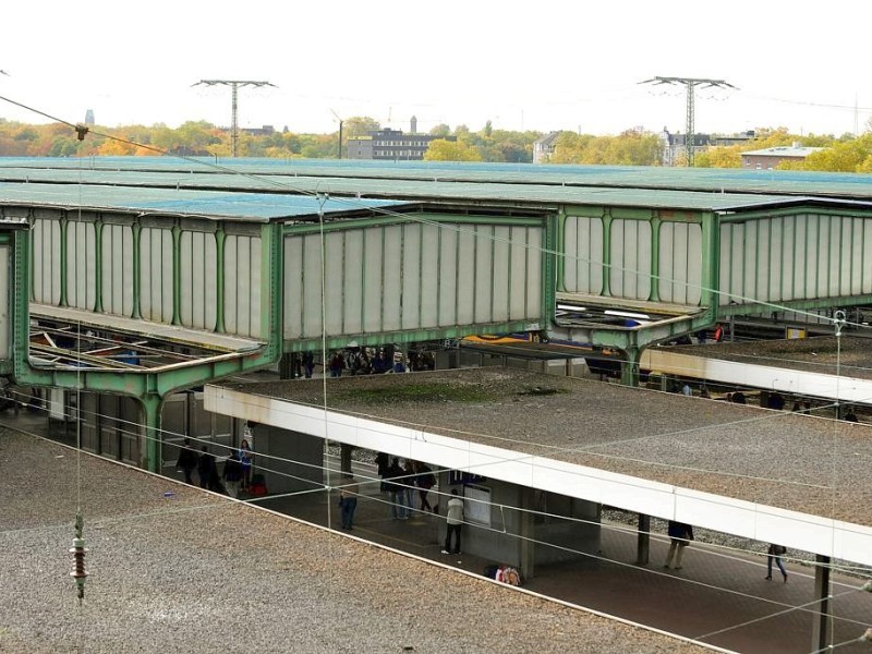 Das denkmalgeschützte, aber marode Dach über den Bahnsteigen des Duisburger Hauptbahnhofs wird abgerissen, der Bau des neuen Dachs wird wohl frühestens 2017 beginnen. Foto: Stephan Eickershoff