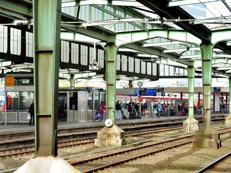 Das denkmalgeschützte, aber marode Dach über den Bahnsteigen des Duisburger Hauptbahnhofs wird abgerissen, der Bau des neuen Dachs wird wohl frühestens 2017 beginnen. Foto: Stephan Eickershoff