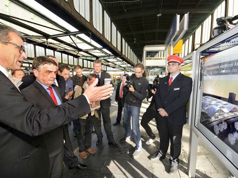 Großer Bahnhof für NRW-Verkehrsminister Michael Groschek am Freitag in Duisburg. Foto: Stephan Eickershoff / WAZ Fotopool