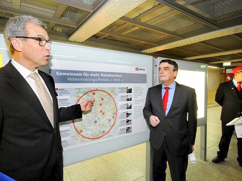 Großer Bahnhof für NRW-Verkehrsminister Michael Groschek am Freitag in Duisburg. Foto: Stephan Eickershoff / WAZ Fotopool