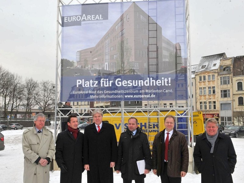 Mit seinem leicht gestiegenen Grundgehalt (+1526 Euro) kommt Oehmke dann auf jährlich 152.761 Euro. Auf diesem Foto ist er übrigens bei seinem zweiten Großprojekt zu sehen, dem Marientor-Carrée, das mittlerweile - in Erinnerung an das Dressler-Loch am Hauptbahnhof - von den Duisburgern den Beinamen Oehmke-Loch bekommen hat.