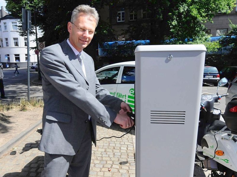 Noch 2010 nannte die DVV, unter deren Dach Stadtwerke und Verkehrsbetriebe firmieren, nur die gesamte Gehaltssumme aller Vorstände. Auf Nachfrage der WAZ-Mediengruppe hat die Stadt jetzt auch erstmals die Einzelbezüge offengelegt. Demnach kommt Stadtwerke-Chef Johannes Gösling auf ein Jahresgehalt von exakt 338.305,62 Euro.