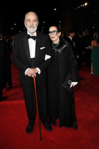 Christopher Lee (l.) mit Birgit Kroencke bei der Filmpremiere von Skyfall in der Royal Albert Hall in London.