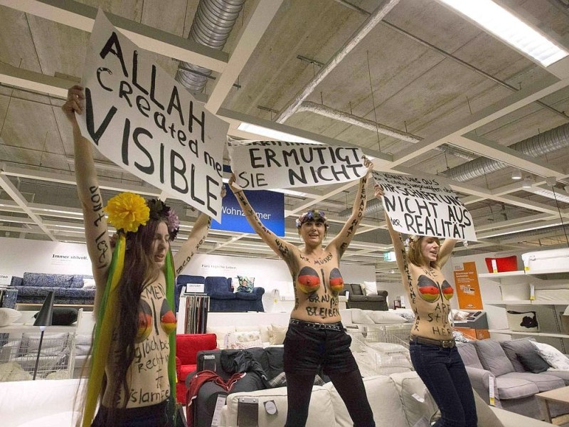 Die Aktivistinnen-Gruppe Femen protestiert bei Ikea in Hamburg.