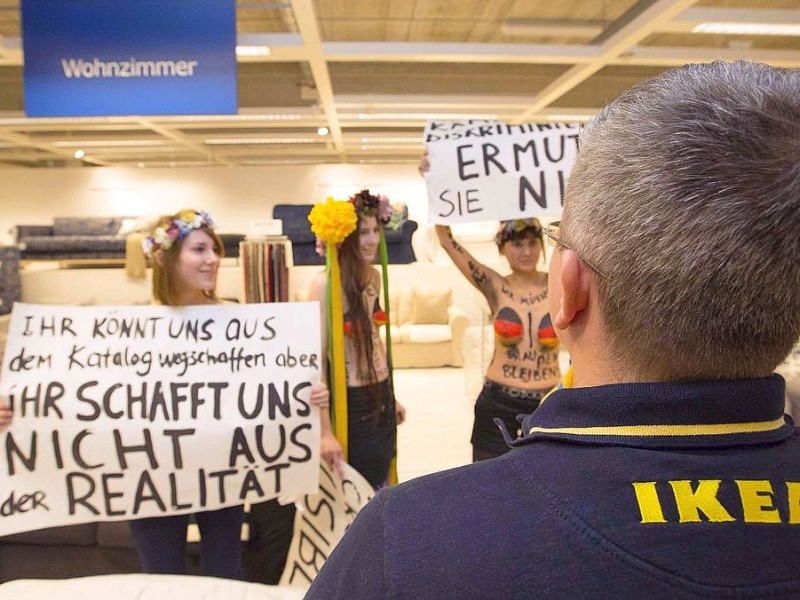 ... auf den Transparenten, welche die Aktivistinnen in der Sitzmöbel-Abteilung in die Höhe hielten. Die Femen-Bewegung ...