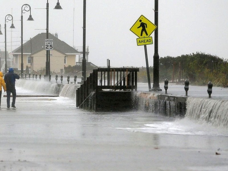 An der Ostküste der USA bereiten sich die Menschen auf den herannahenden Hurrikan Sandy vor.