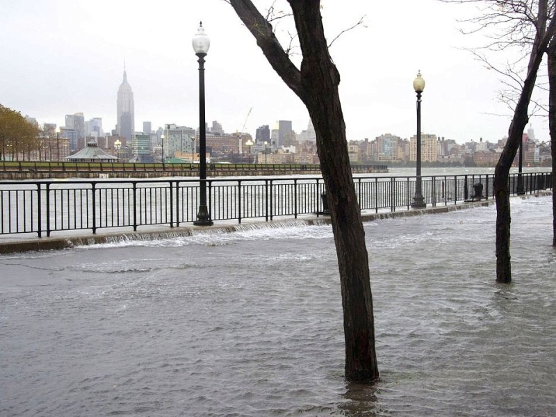 An der Ostküste der USA bereiten sich die Menschen auf den herannahenden Hurrikan Sandy vor.