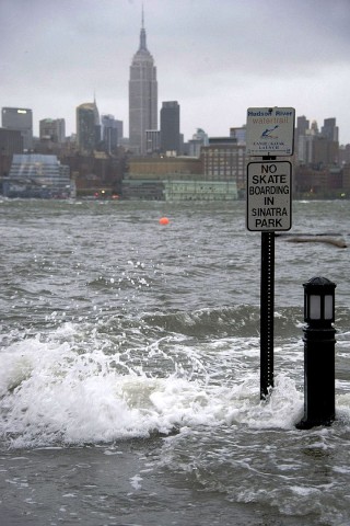 An der Ostküste der USA bereiten sich die Menschen auf den herannahenden Hurrikan Sandy vor.