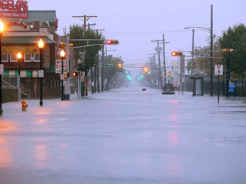 Hurrikan Sandy hat in Atlantic City, rund 200 Kilometer südlich von New York, bereits am frühen Montagnachmittag für Überschwemmungen gesorgt.