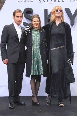 Clemens Schick, Aino Laberenz und Veruschka von Lehndorff (r.) bei der Skyfall-Deutschlandpremiere in Berlin, am Theater am Podsdamer Platz.