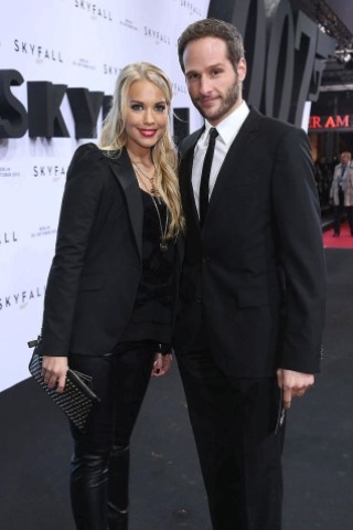 Lara-Isabelle Rentinck und Lee Rychter bei der Skyfall-Deutschlandpremiere in Berlin, am Theater am Podsdamer Platz.