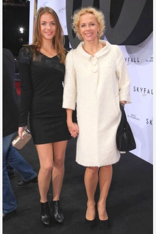 Schauspielerin Katja Riemann mit ihrer Tochter Paula (l.) bei der Skyfall-Deutschlandpremiere in Berlin, am Theater am Podsdamer Platz.