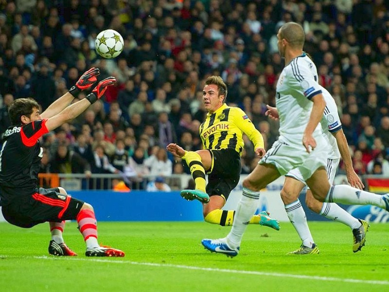 MADRID, SPAIN - NOVEMBER 06:  Mario Gotze (2nd R) of Borussia Dortmund scores his sides second goal past goalkeeper Iker Casillas of Real Madrid during the UEFA Champions League group D match between Real Madrid and Borussia Dortmund at Estadio Santiago Bernabeu on November 6, 2012 in Madrid, Spain.  (Photo by Jasper Juinen/Getty Images)