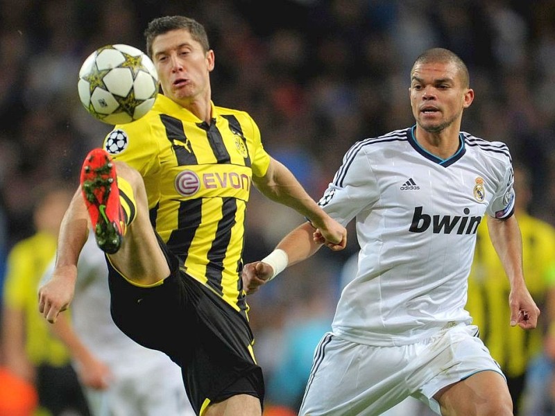 MADRID, SPAIN - NOVEMBER 06:  Robert Lewandowski of Dortmund is challenged by Pepe of Madrid during the UEFA Champions League Group D match between Real Madrid and Borussia Dortmund at Estadio Santiago Bernabeu on November 6, 2012 in Madrid, Spain.  (Photo by Dennis Grombkowski/Bongarts/Getty Images)