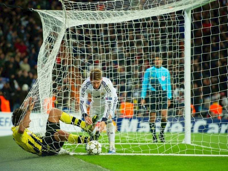 MADRID, SPAIN - NOVEMBER 06: Sergio Ramos (R) of Real Madrid argues with Mats Hummels of Borussia Dortmund as he tries to take the ball out of the goal first after his teammate Mesut Ozil scored the equalizing goal during the UEFA Champions League group D match between Real Madrid and Borussia Dortmund at Estadio Santiago Bernabeu on November 6, 2012 in Madrid, Spain.  (Photo by Jasper Juinen/Getty Images)