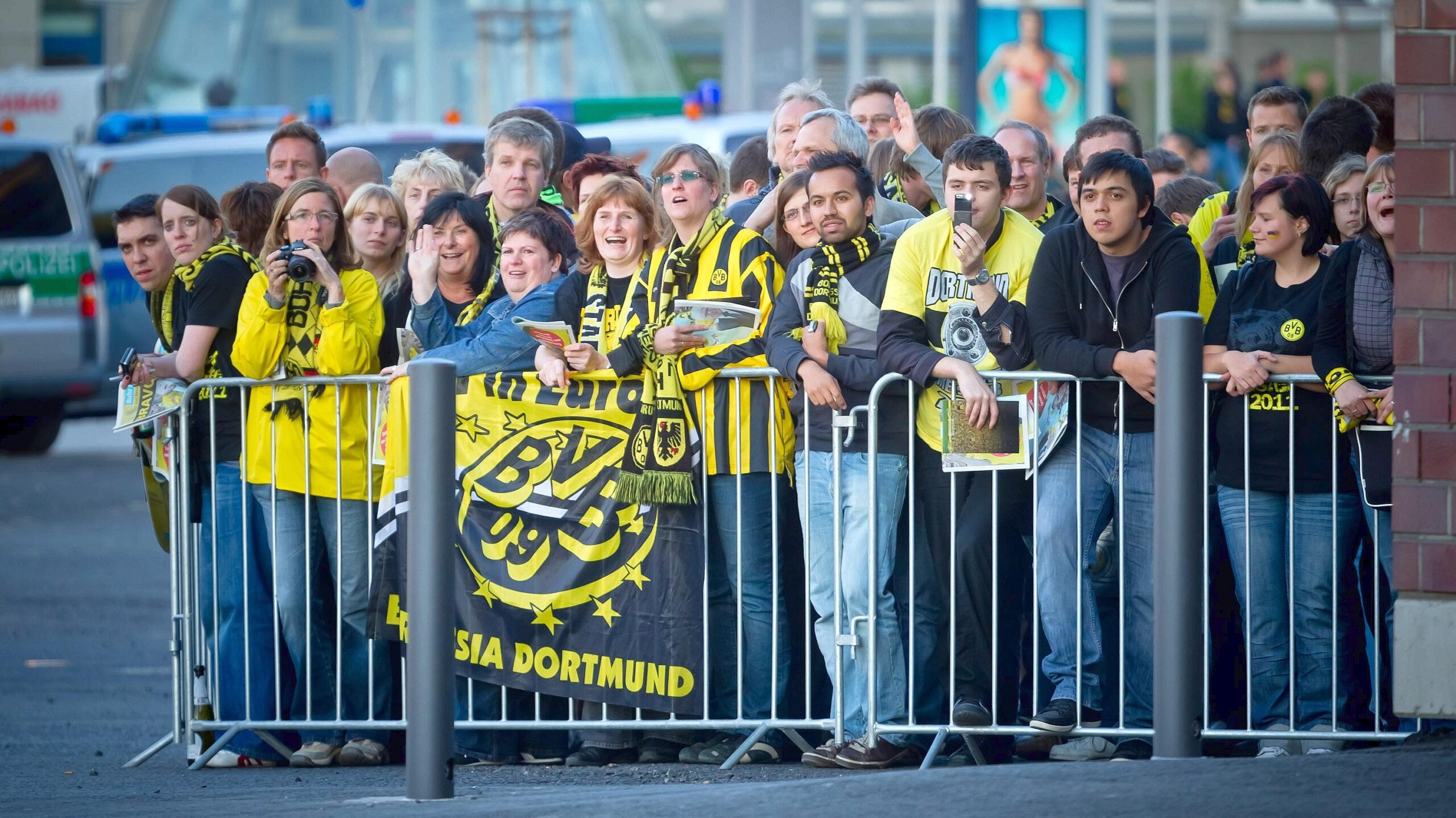 Beim BVB Meisterfeier-Empfang im Dortmunder U-Turm am Samstagabend (14. Mai 2011) war der roten Teppich grün. Erst gab's für Mannschaft und Honoratioren ein Festbankett im Erdgeschoss — dann ging's zum Feiern mit noch mehr illustren Gästen hoch in den View-Club.