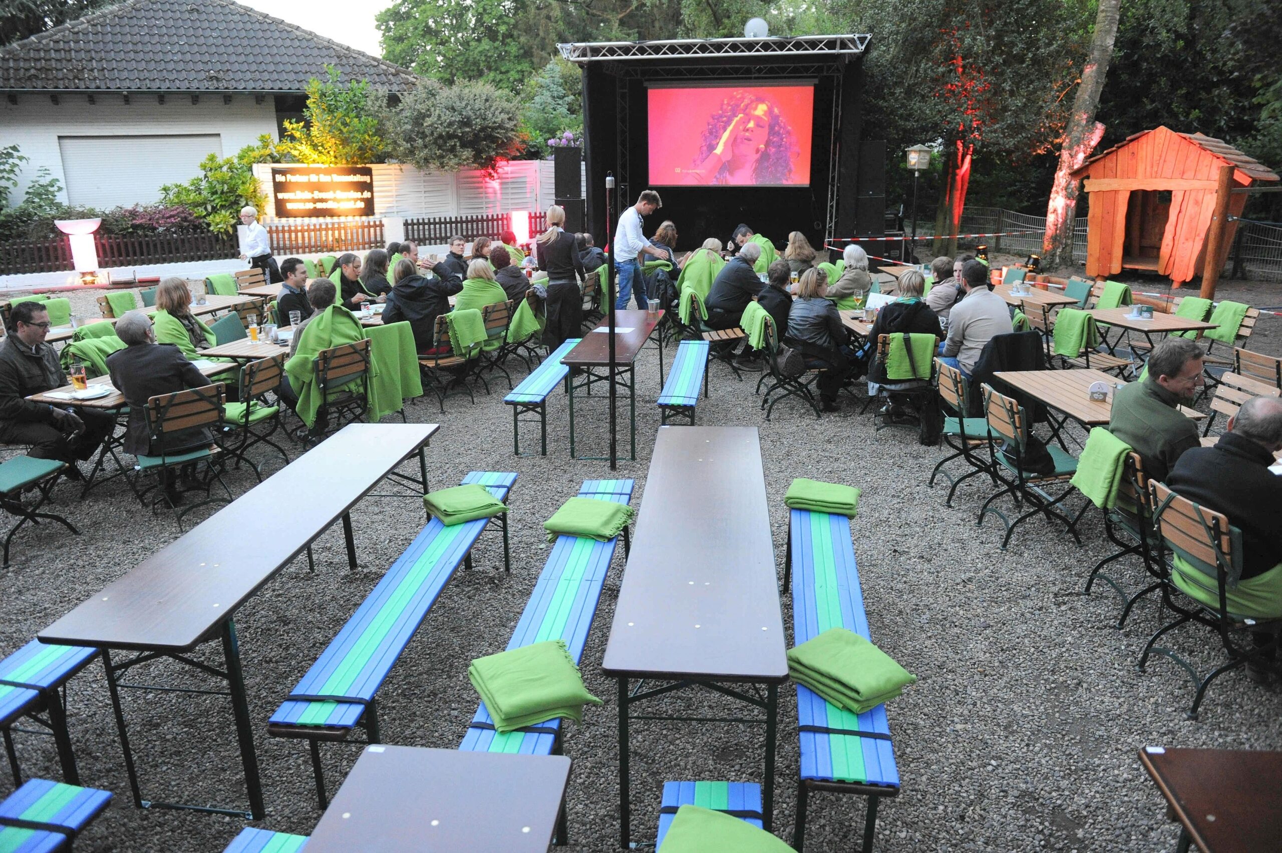 Am Samstag, 14.05.2011 gab es in der Gastwirtschaft Samanns Hof ein Public Viewing. Rudelgucken beim ESC Song Contest in Düsseldorf. Lena schaffte nur den zehnten Platz.Foto: Markus Joosten / WAZ FotoPool.