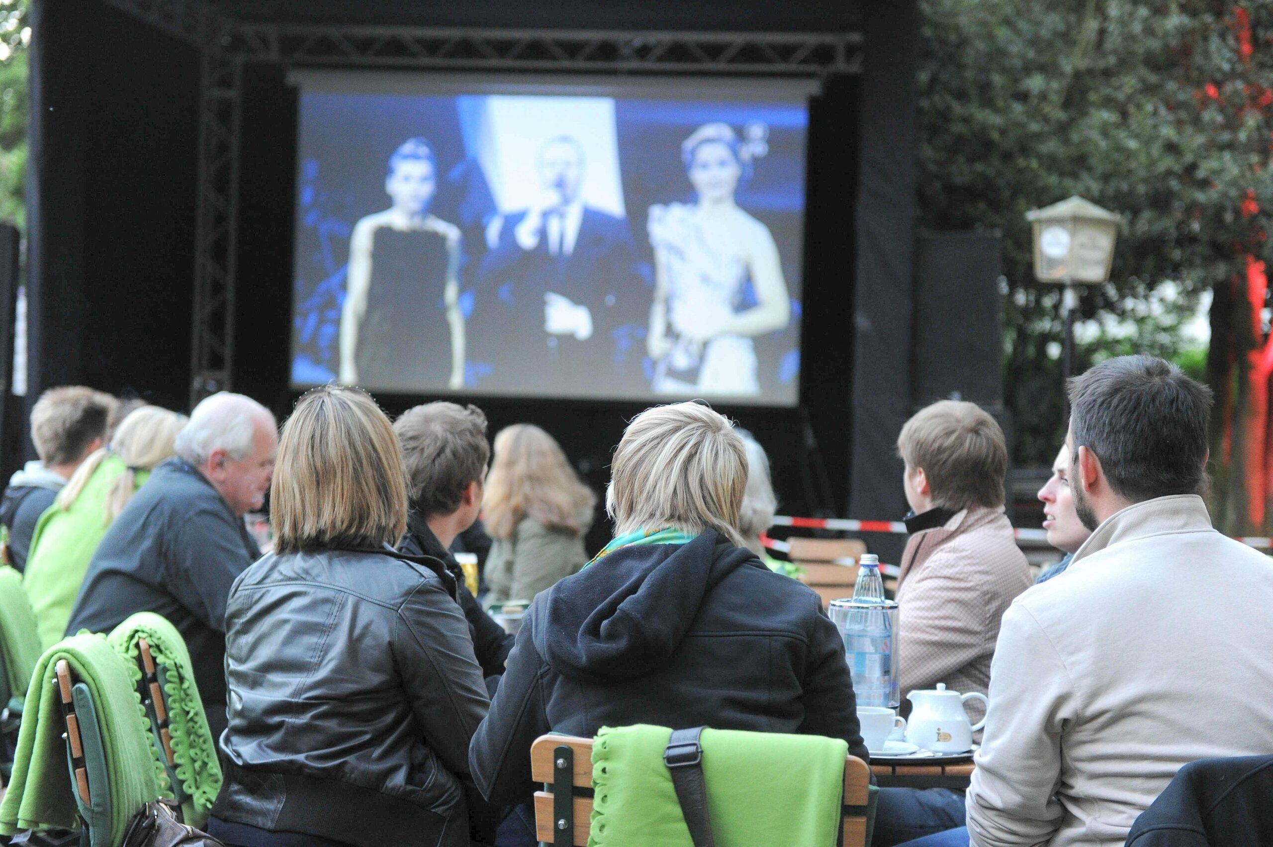 Am Samstag, 14.05.2011 gab es in der Gastwirtschaft Samanns Hof ein Public Viewing. Rudelgucken beim ESC Song Contest in Düsseldorf. Lena schaffte nur den zehnten Platz.Foto: Markus Joosten / WAZ FotoPool.