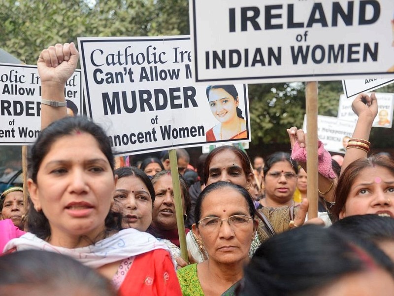 Irische Ärzte haben die Schwangere Savita Halappanavar sterben lassen, um ihren 17 Wochen alten Fötus zu schützen. Nach ihrem Tod kam es in Irland und Indien zu Protesten gegen die irische Abtreibungsgesetzgebung.