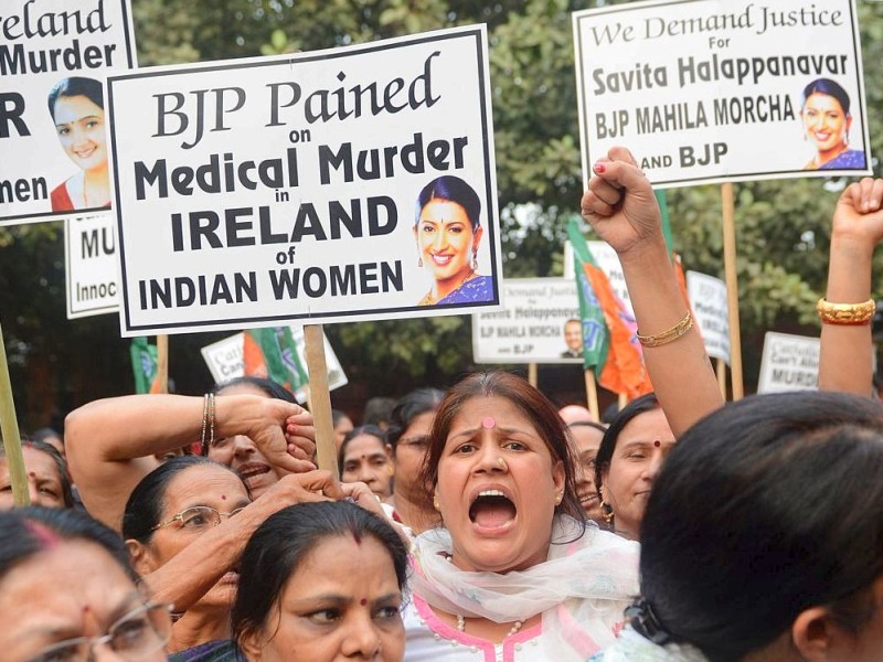 Irische Ärzte haben die Schwangere Savita Halappanavar sterben lassen, um ihren 17 Wochen alten Fötus zu schützen. Nach ihrem Tod kam es in Irland und Indien zu Protesten gegen die irische Abtreibungsgesetzgebung.