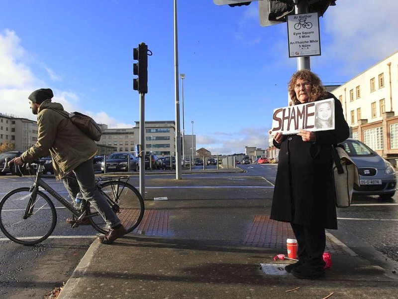 Irische Ärzte haben die Schwangere Savita Halappanavar sterben lassen, um ihren 17 Wochen alten Fötus zu schützen. Nach ihrem Tod kam es in Irland und Indien zu Protesten gegen die irische Abtreibungsgesetzgebung.