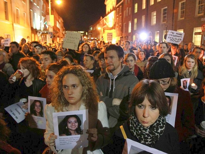 Irische Ärzte haben die Schwangere Savita Halappanavar sterben lassen, um ihren 17 Wochen alten Fötus zu schützen. Nach ihrem Tod kam es in Irland und Indien zu Protesten gegen die irische Abtreibungsgesetzgebung.