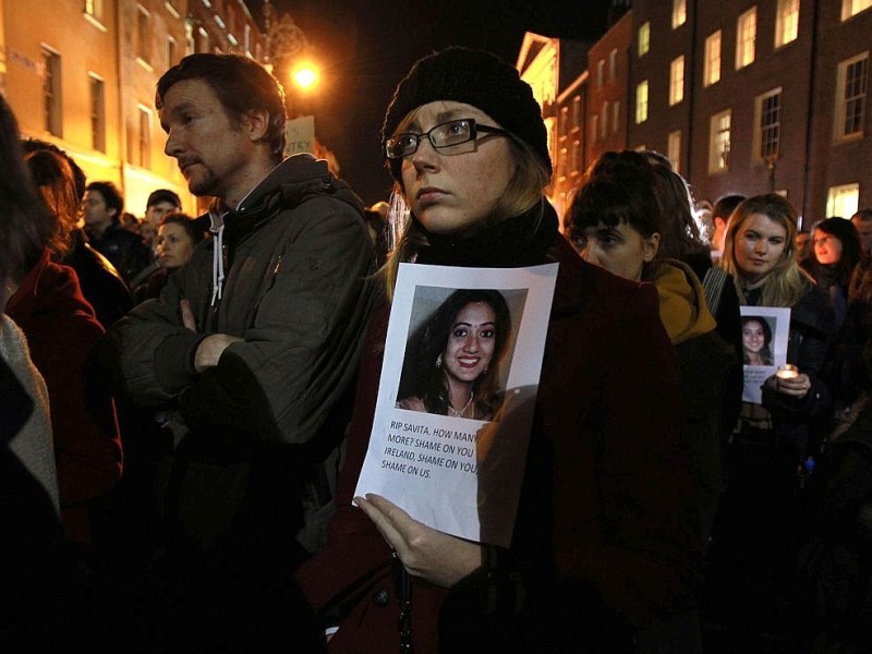 Irische Ärzte haben die Schwangere Savita Halappanavar sterben lassen, um ihren 17 Wochen alten Fötus zu schützen. Nach ihrem Tod kam es in Irland und Indien zu Protesten gegen die irische Abtreibungsgesetzgebung.