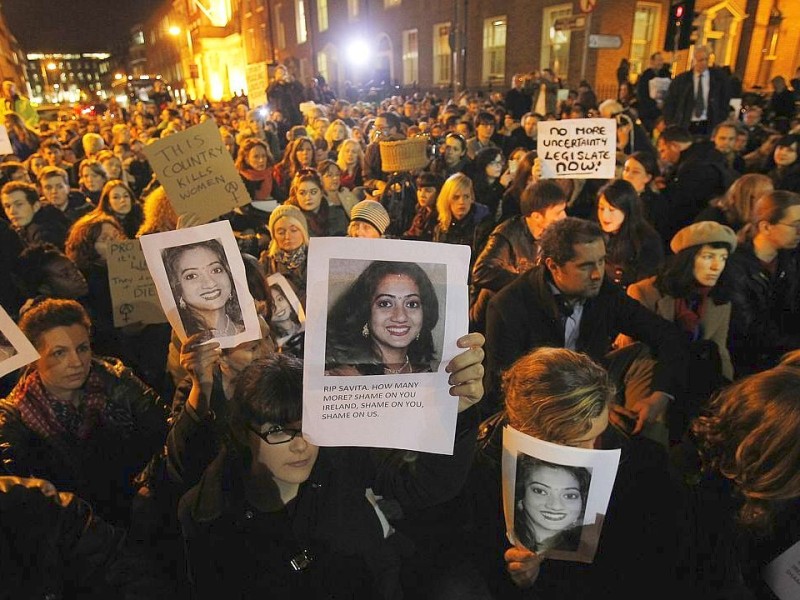 Irische Ärzte haben die Schwangere Savita Halappanavar sterben lassen, um ihren 17 Wochen alten Fötus zu schützen. Nach ihrem Tod kam es in Irland und Indien zu Protesten gegen die irische Abtreibungsgesetzgebung.