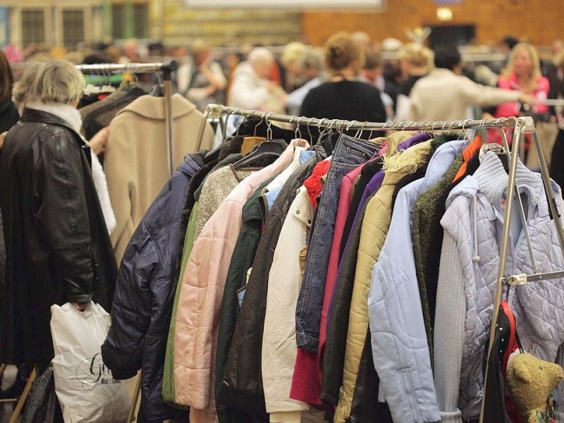 Ein Second-Hand-Mode-Markt von Frauen fuer Frauen findet am Sonntag, 18. November 2012, in der Europahalle in Castrop-Rauxel statt. Foto: Thomas Goedde / WAZ FotoPool