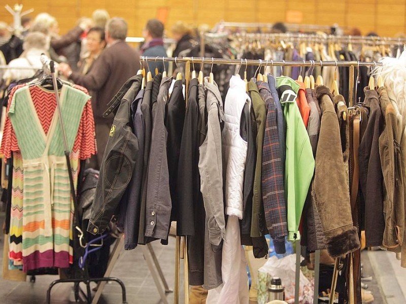 Ein Second-Hand-Mode-Markt von Frauen fuer Frauen findet am Sonntag, 18. November 2012, in der Europahalle in Castrop-Rauxel statt. Foto: Thomas Goedde / WAZ FotoPool