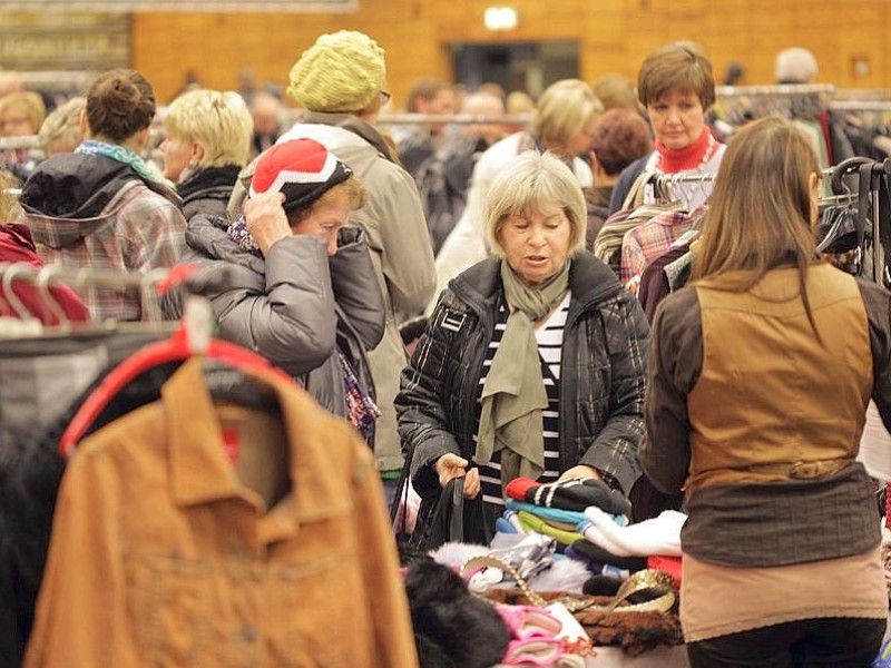 Ein Second-Hand-Mode-Markt von Frauen fuer Frauen findet am Sonntag, 18. November 2012, in der Europahalle in Castrop-Rauxel statt. Foto: Thomas Goedde / WAZ FotoPool