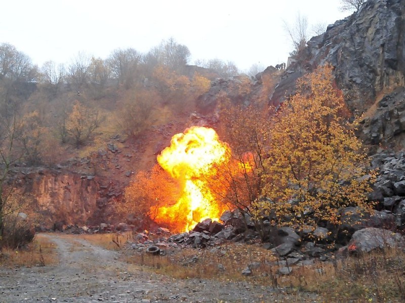 Alarm für Cobra 11 dreht in Balve im Steinbruch Beckum. Explosion, Stunt, Filmdreh Firma Action-Concept.Foto: Stefan Scherer