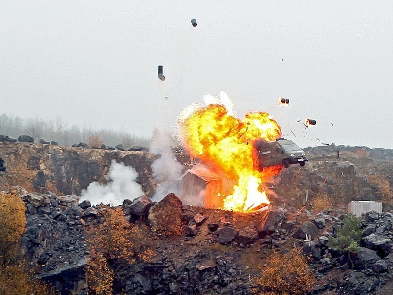 Alarm für Cobra11 dreht in Balve im Steinbruch in Beckum und in der Balver Höhle. Wagen fliegt über Klippe in den Steinbruch. Explosion. Feldjäger.Foto: Ivana Curic