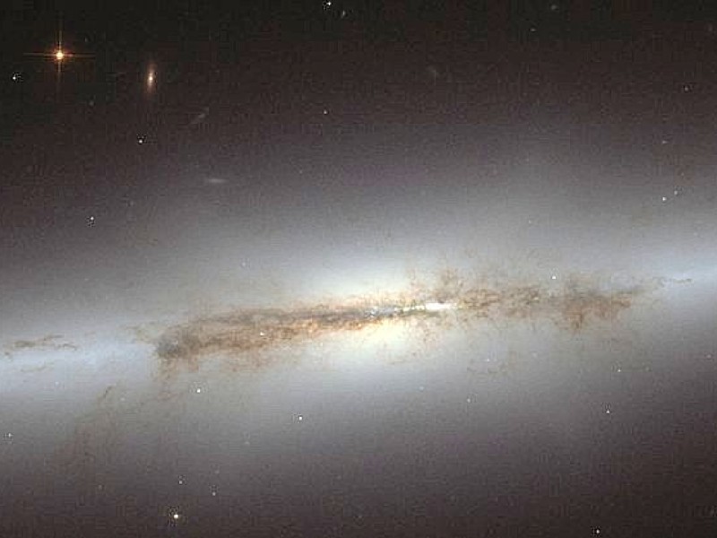 Das Hubble Weltraumteleskop wurde 1990 gestartet und liefert seit dem regelmäßig spektakuläre Bilder. Hier im Bild die Galaxie NGC 4710.