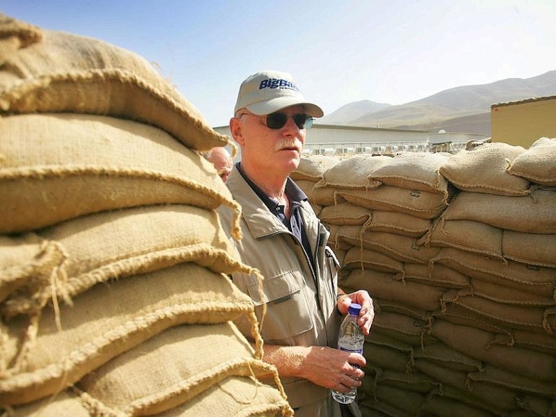 ...2002 wurde Struck Bundesverteidigungsminister. Das Foto zeigt ihn 2005 bei einem Truppenbesuch in Feisabad in Afghanistan...