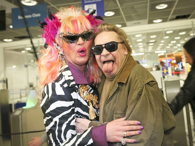 Vor dem Flug nach Australien witzelten Olivia Jones (l) Schauspieler Helmut Berger...